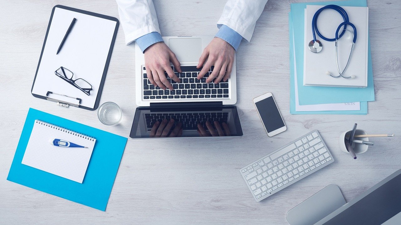 Médico cuidando da gestão e das finanças